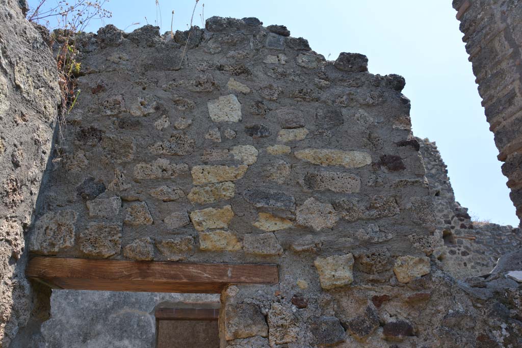 IX.5.6 Pompeii. May 2017. Room s, upper east wall above doorway.
Foto Christian Beck, ERC Grant 681269 DÉCOR.