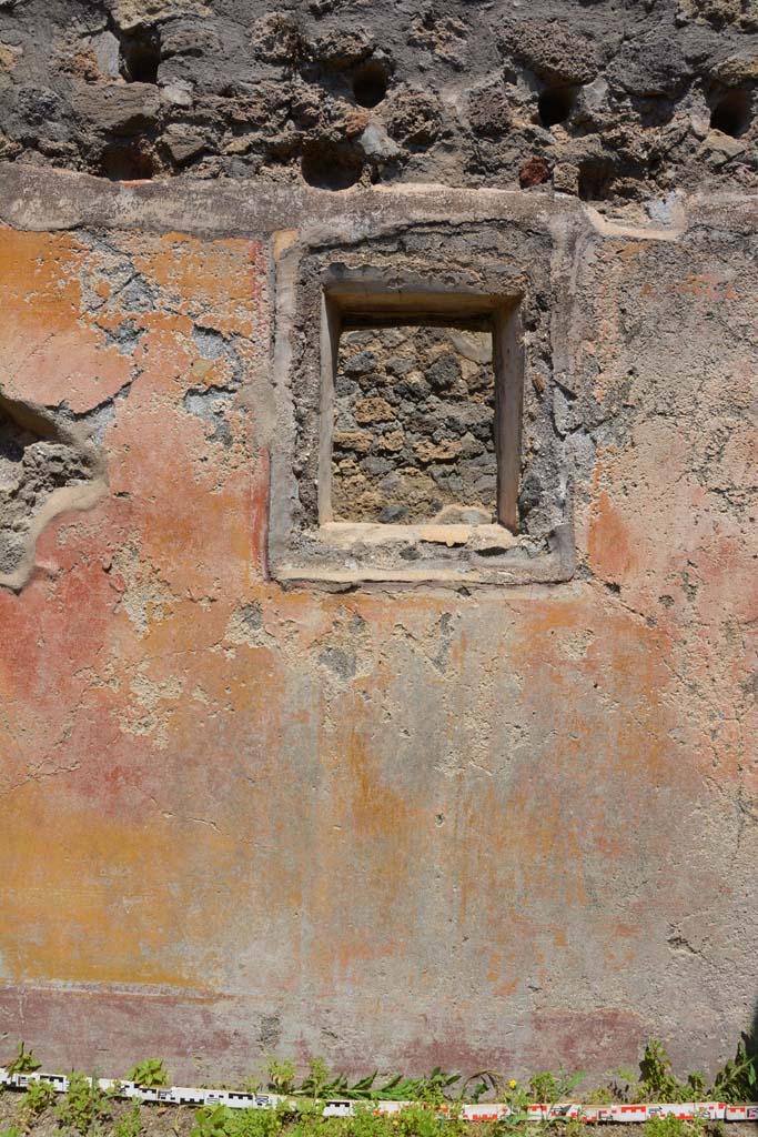 IX.5.6 Pompeii. May 2017. Room s, window in north wall.
Foto Christian Beck, ERC Grant 681269 DÉCOR.