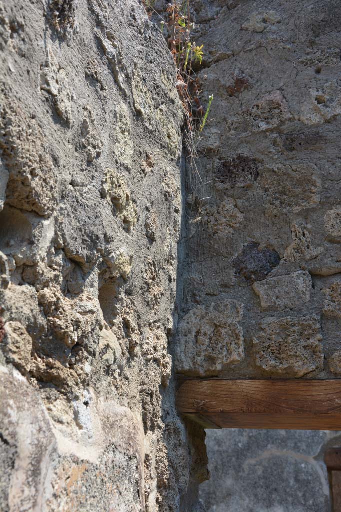 IX.5.6 Pompeii. May 2017. Room s, upper north-east corner, and east wall above doorway.
Foto Christian Beck, ERC Grant 681269 DÉCOR.