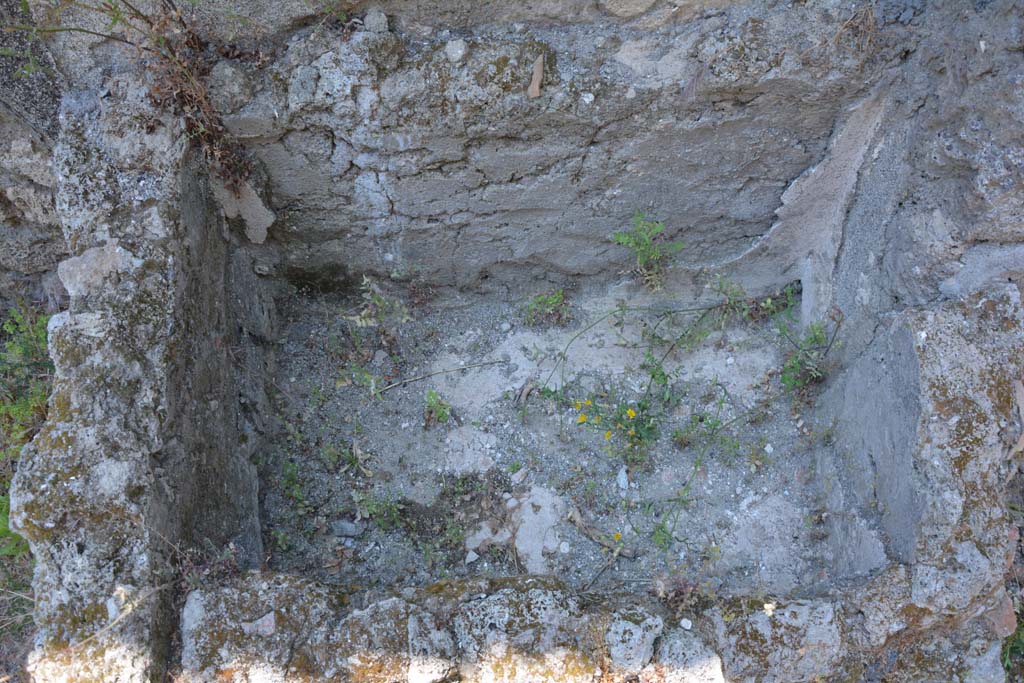 IX.5.6 Pompeii. May 2017. Room u, looking west to interior of masonry basin.
Foto Christian Beck, ERC Grant 681269 DÉCOR.