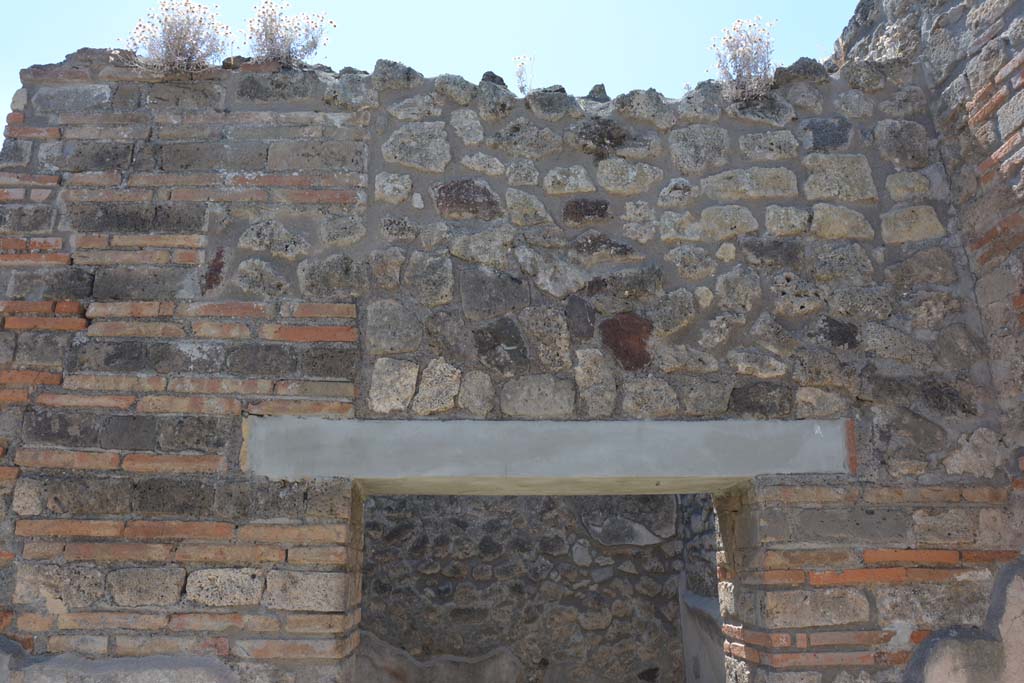 IX.5.6 Pompeii. May 2017. Room a, looking west to upper wall above doorway to room b.
Foto Christian Beck, ERC Grant 681269 DÉCOR.