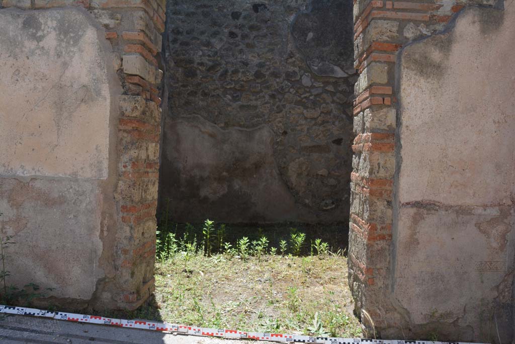 IX.5.6 Pompeii. May 2017. Room a, looking west through doorway to room b, from entrance corridor.
Foto Christian Beck, ERC Grant 681269 DÉCOR.