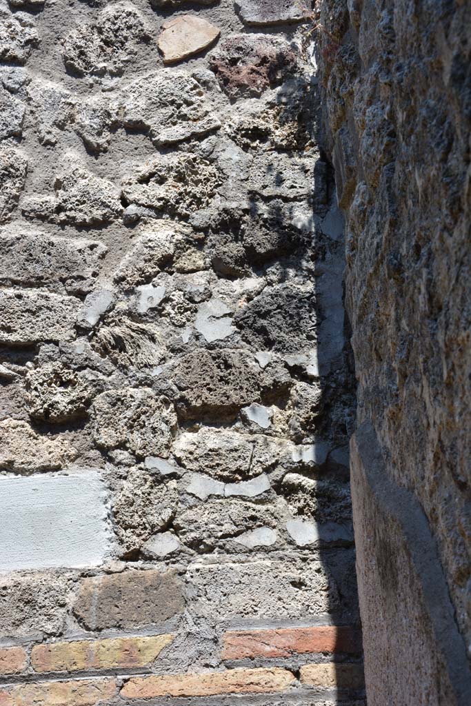 IX.5.6 Pompeii. May 2017. Room b, upper east wall in south-east corner.
Foto Christian Beck, ERC Grant 681269 DÉCOR.
