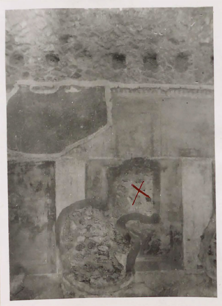 IX.5.6 Pompeii. Pre-1942.
Room 5, west wall of ala, “X” marks the spot where the painting of Hercules and Auge was found, cut out and taken to the Museum.
See Warscher, T. 1942. Catalogo illustrato degli affreschi del Museo Nazionale di Napoli. Sala LXXX. Vol.2. Rome, Swedish Institute.