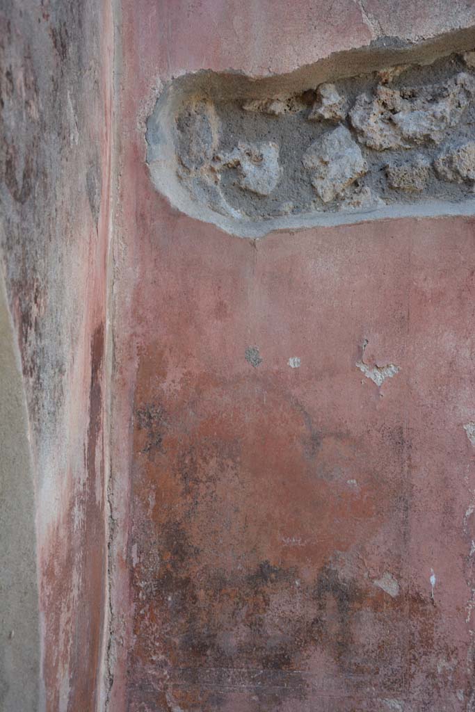 IX.5.6 Pompeii. May 2017.
West ala d, north wall in north-west corner, with remains of carpet border on lower panel.
Foto Christian Beck, ERC Grant 681269 DÉCOR.