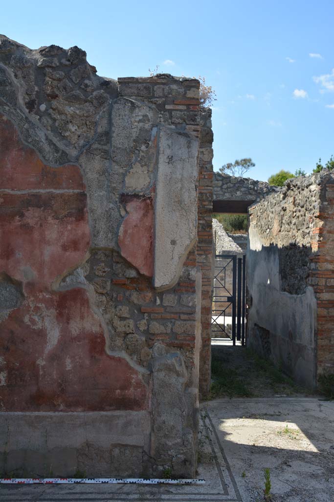IX.5.6 Pompeii. May 2017.
West ala d, east end of north wall joining to atrium, looking north to entrance corridor and doorway.
Foto Christian Beck, ERC Grant 681269 DÉCOR.