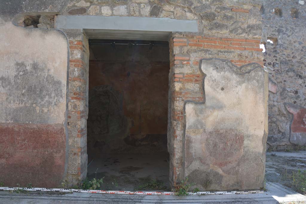 IX.5.6 Pompeii. May 2017. Area c’, looking west towards doorway to room h.
Foto Christian Beck, ERC Grant 681269 DÉCOR.