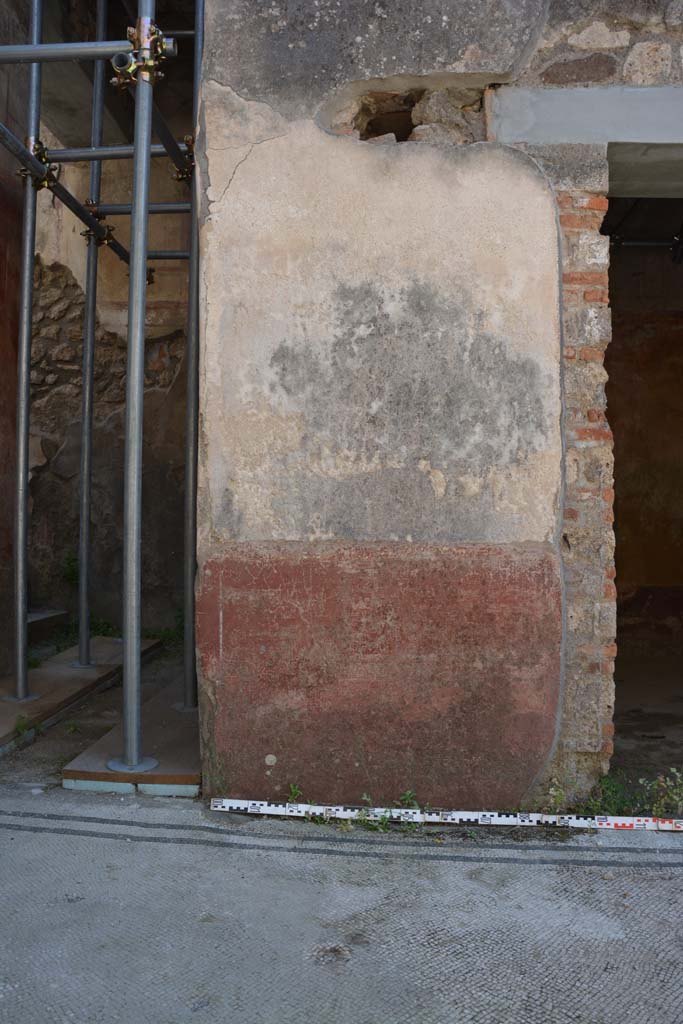 IX.5.6 Pompeii. May 2017. Area c’, atrium, pilaster on south side of doorway to room h.
Foto Christian Beck, ERC Grant 681269 DÉCOR.