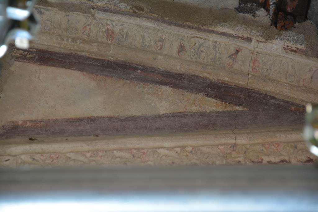 IX.5.6 Pompeii. May 2017. Room h, upper east wall at north end showing purple border below stucco.
Foto Christian Beck, ERC Grant 681269 DÉCOR.