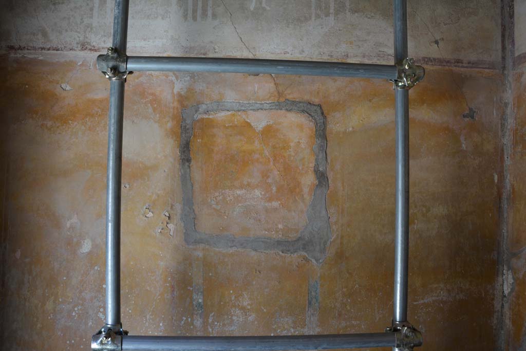 IX.5.6 Pompeii. May 2017. Room h, south wall, site of central painting of Hercules, possibly with Hebe.
Foto Christian Beck, ERC Grant 681269 DÉCOR.
According to NdS, the zoccolo/dado of the walls in this room were violet, the middle zone of the walls of the cubiculum were painted in yellow, and were decorated with three paintings.
On the north wall was a painting of Silenus and a Bacchante.
See Sogliano, A., 1879. Le pitture murali campane scoverte negli anni 1867-79. Napoli: Giannini. (p.42, no.180).
On the south wall was a painting of Hercules and a woman.
See Sogliano, A., 1879. Le pitture murali campane scoverte negli anni 1867-79. Napoli: Giannini. (p.82, no.497).
On the west wall was a painting of Pan discovering a Bacchante.
See Sogliano, A., 1879. Le pitture murali campane scoverte negli anni 1867-79. Napoli: Giannini. (p.44, no.195).
See also Notizie degli Scavi, 1877, (p.332).