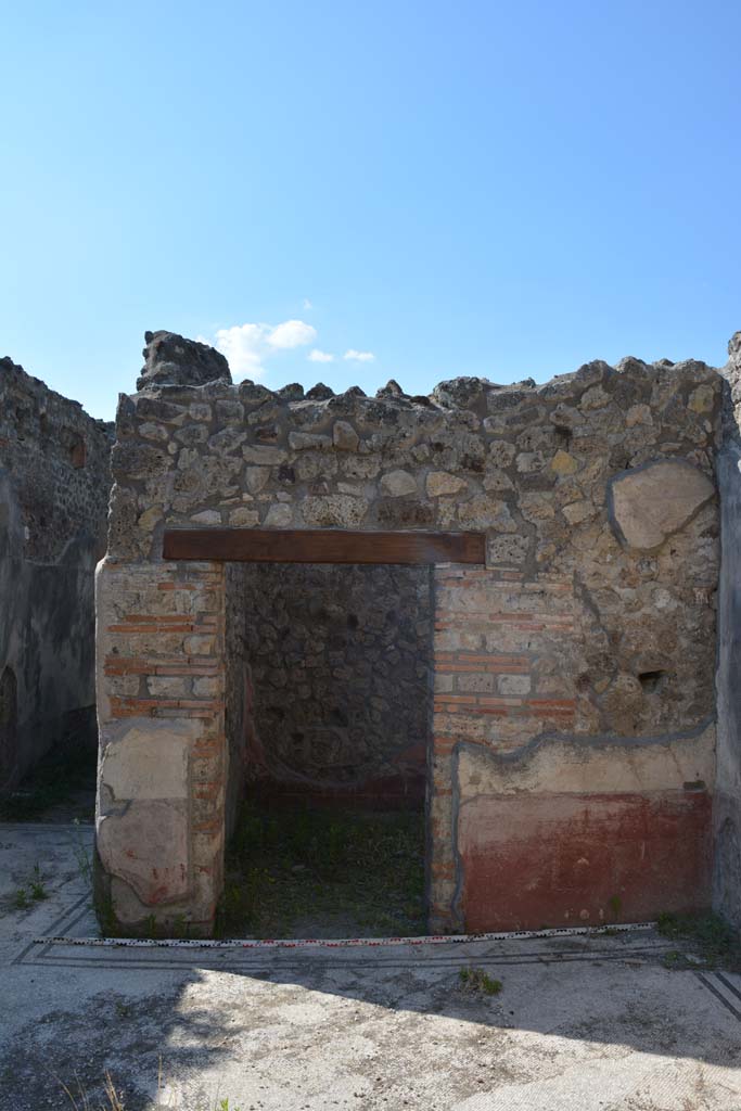 IX.5.6 Pompeii. May 2017.
Looking north in east ala e, towards north wall with doorway to room f.
Foto Christian Beck, ERC Grant 681269 DÉCOR.