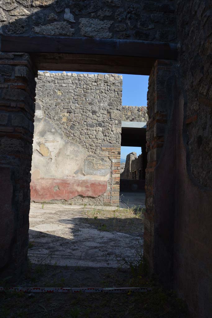 IX.5.6 Pompeii. May 2017. Room f, doorway in south wall into east ala e.
Foto Christian Beck, ERC Grant 681269 DÉCOR.