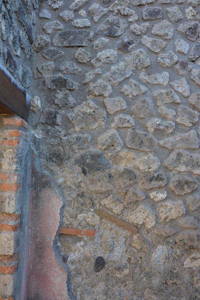 IX.5.6 Pompeii. May 2017. Room f, detail from south-west corner.
Foto Christian Beck, ERC Grant 681269 DÉCOR.