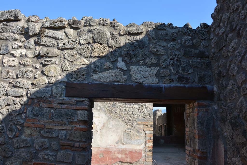 IX.5.6 Pompeii. May 2017. Room f, upper south wall above doorway to east ala e.
Foto Christian Beck, ERC Grant 681269 DÉCOR.