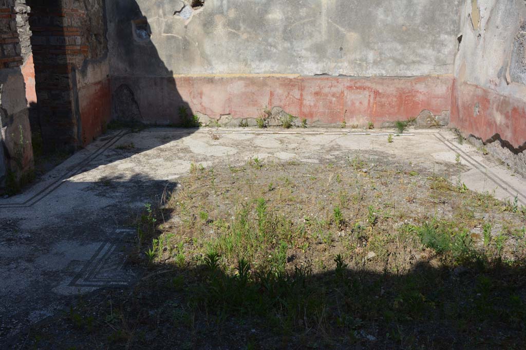 IX.5.6 Pompeii. May 2017. East ala e, looking east across flooring.
Foto Christian Beck, ERC Grant 681269 DÉCOR.