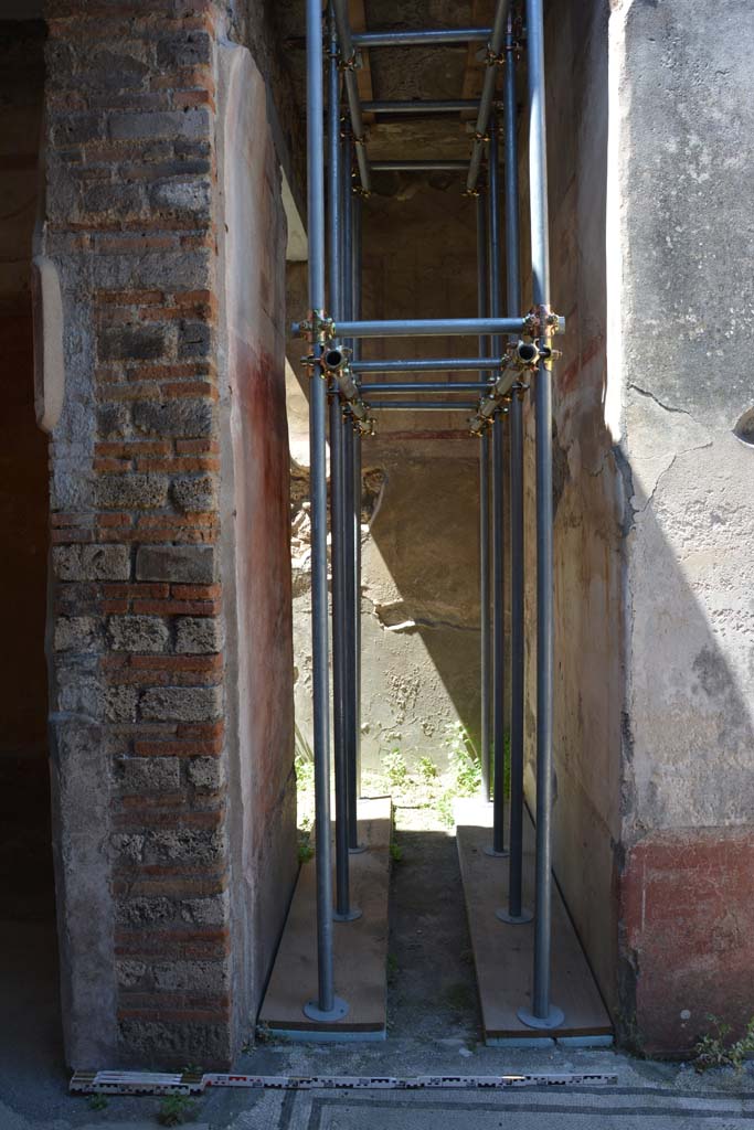 IX.5.6 Pompeii. May 2017. Room k, looking west along corridor leading to steps at f’.
Foto Christian Beck, ERC Grant 681269 DÉCOR.