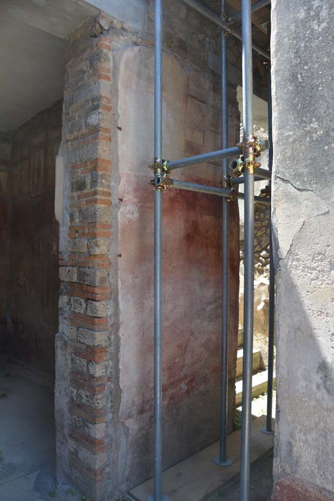 IX.5.6 Pompeii. May 2017.
Room k, (west side), looking towards south wall and south-west towards steps at f’.
The doorway to the tablinum is on the left.
Foto Christian Beck, ERC Grant 681269 DÉCOR.