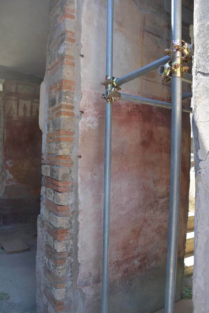 IX.5.6 Pompeii. May 2017.
Room k, (west side), looking towards south wall and towards steps at f’
Foto Christian Beck, ERC Grant 681269 DÉCOR
