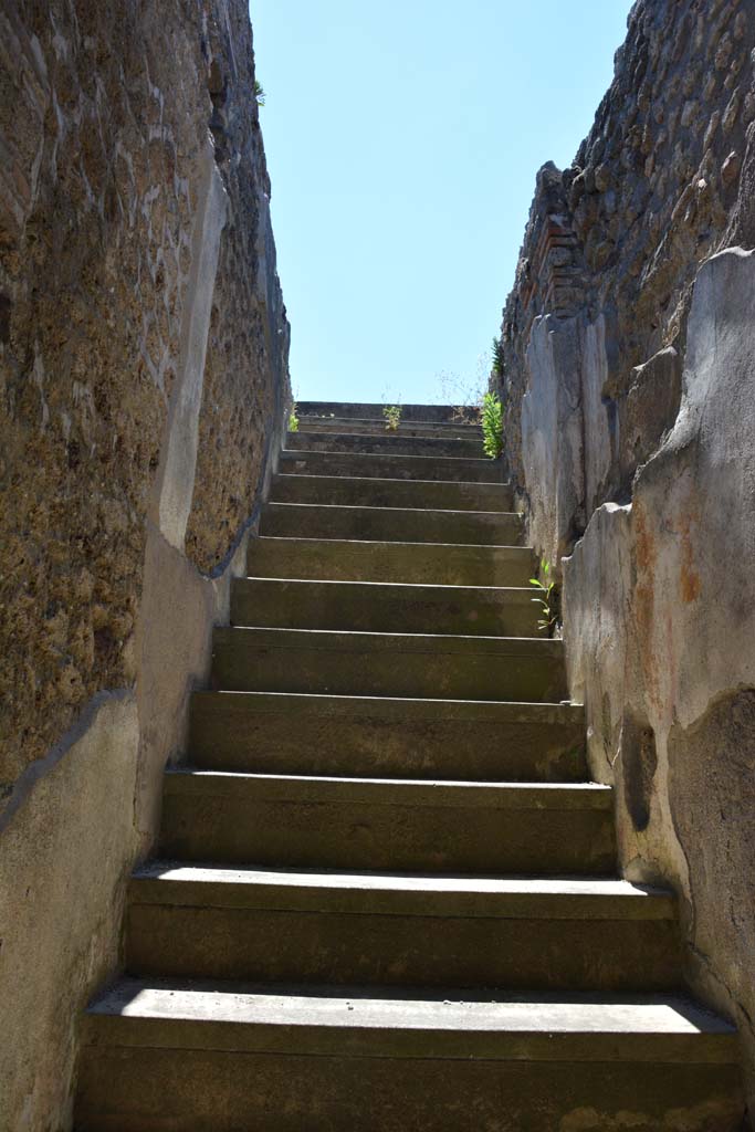 IX.5.6 Pompeii. May 2017. Room f’, steps to upper floor, looking south.
Foto Christian Beck, ERC Grant 681269 DÉCOR.