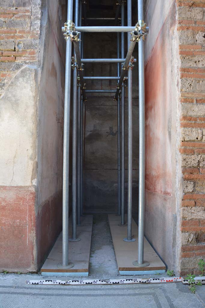 IX.5.6 Pompeii. May 2017.
Room k, (east side), looking east along corridor on north-east side of tablinum, turning south to the rear of house.
Foto Christian Beck, ERC Grant 681269 DÉCOR.
