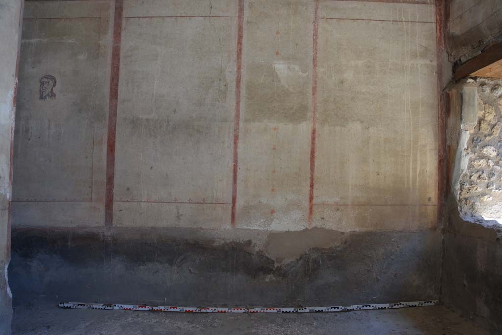 IX.5.6 Pompeii. May 2017.
Room k’, looking towards east wall at south end, with window in south-east corner in room l (L), on right.
Foto Christian Beck, ERC Grant 681269 DÉCOR.