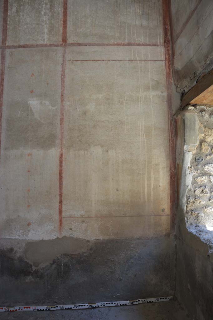 IX.5.6 Pompeii. May 2017. Room k’, east wall in south-east corner, or room l (L).
Foto Christian Beck, ERC Grant 681269 DÉCOR.
