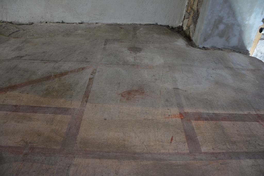 IX.5.6 Pompeii. May 2017. Room k’, upper west wall at north end.
Foto Christian Beck, ERC Grant 681269 DÉCOR.
Repeated on the west wall was the same scheme as on the opposite east wall, consisting of a black zoccolo with panels and compartments containing painted plants. The middle zone of the wall was painted white and formed into simple panels with carpet border edging, and with painted masks.