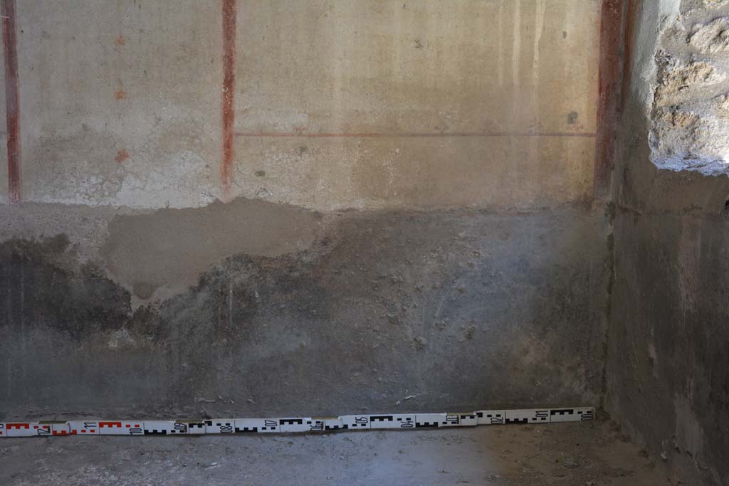 IX.5.6 Pompeii. May 2017.
Room l (L), zoccolo on east wall at south end in south-east corner (also could be described as the east wall of room k’).
Foto Christian Beck, ERC Grant 681269 DÉCOR.