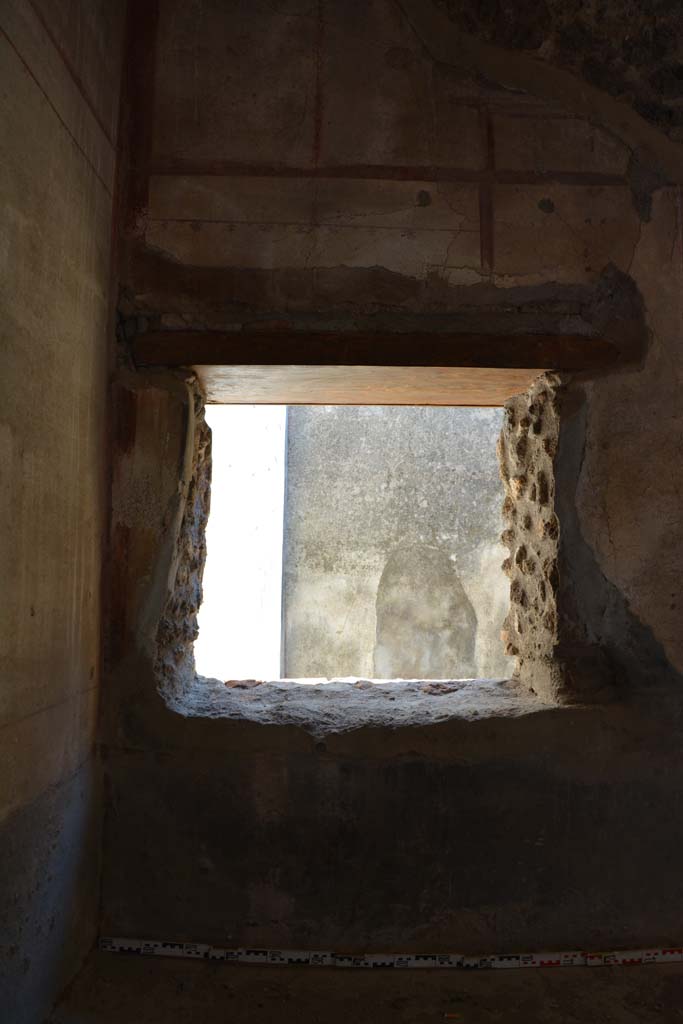 IX.5.6 Pompeii. May 2017. Room l (L), window in south wall in south-east corner.
Foto Christian Beck, ERC Grant 681269 DÉCOR.