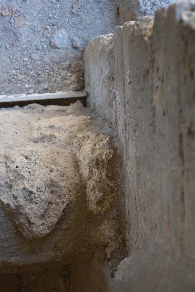 IX.5.6 Pompeii. May 2017. Room l (L), detail of feature on west side of steps, looking from above.
Foto Christian Beck, ERC Grant 681269 DÉCOR.