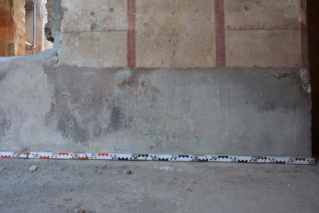 IX.5.6 Pompeii. May 2017. Room l (L), zoccolo on north wall at east end, with corridor, on right.
Foto Christian Beck, ERC Grant 681269 DÉCOR.