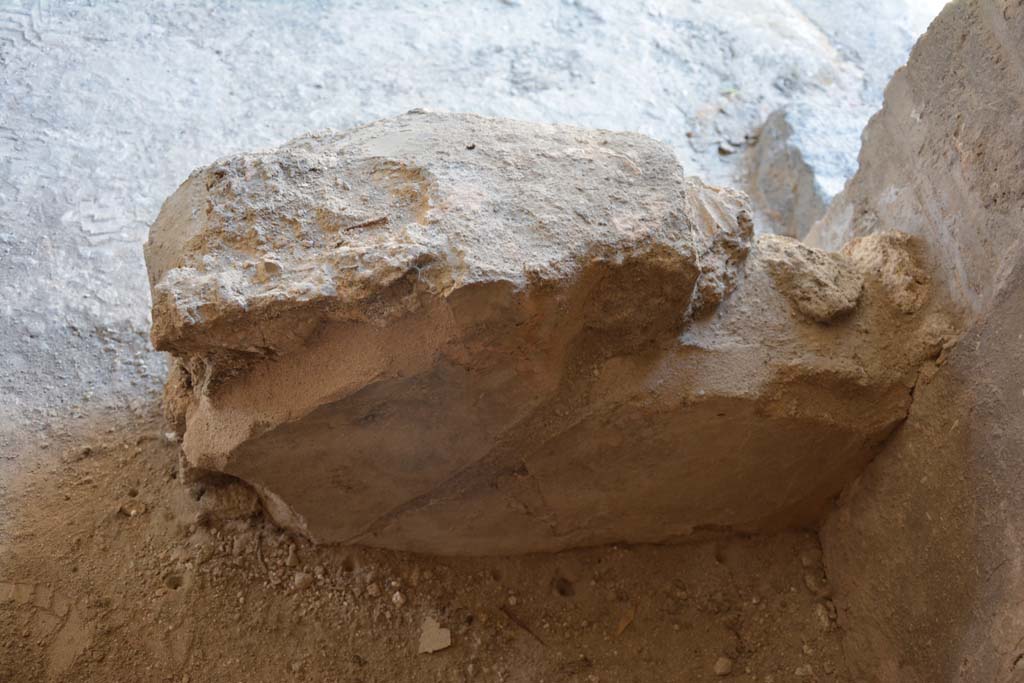 IX.5.6 Pompeii. May 2017. Room m, south side, looking east towards feature, on west side of doorway to steps.
Foto Christian Beck, ERC Grant 681269 DÉCOR.