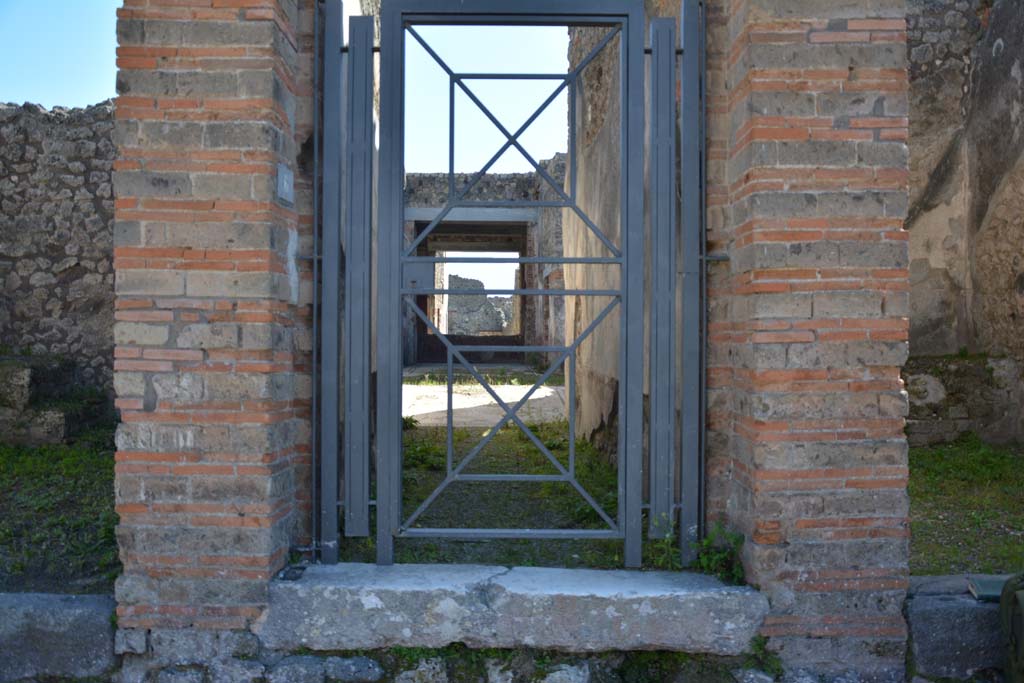 IX.5.6 Pompeii. March 2017. Looking south to entrance doorway.
Foto Christian Beck, ERC Grant 681269 DÉCOR.