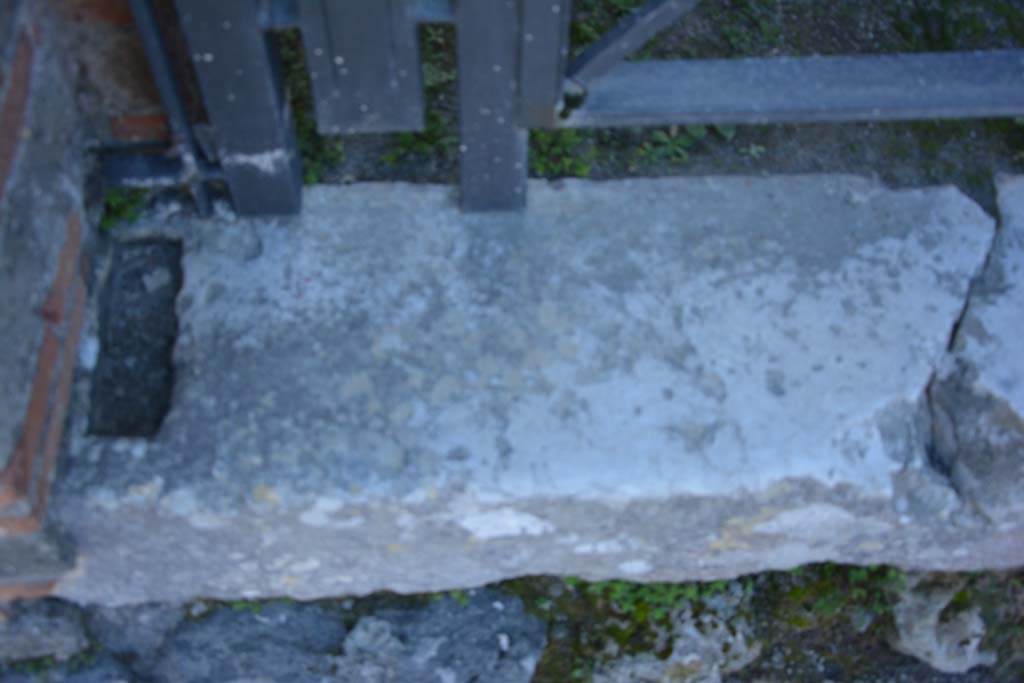 IX.5.6 Pompeii. March 2017. Doorway threshold at east end.
Foto Christian Beck, ERC Grant 681269 DÉCOR.
