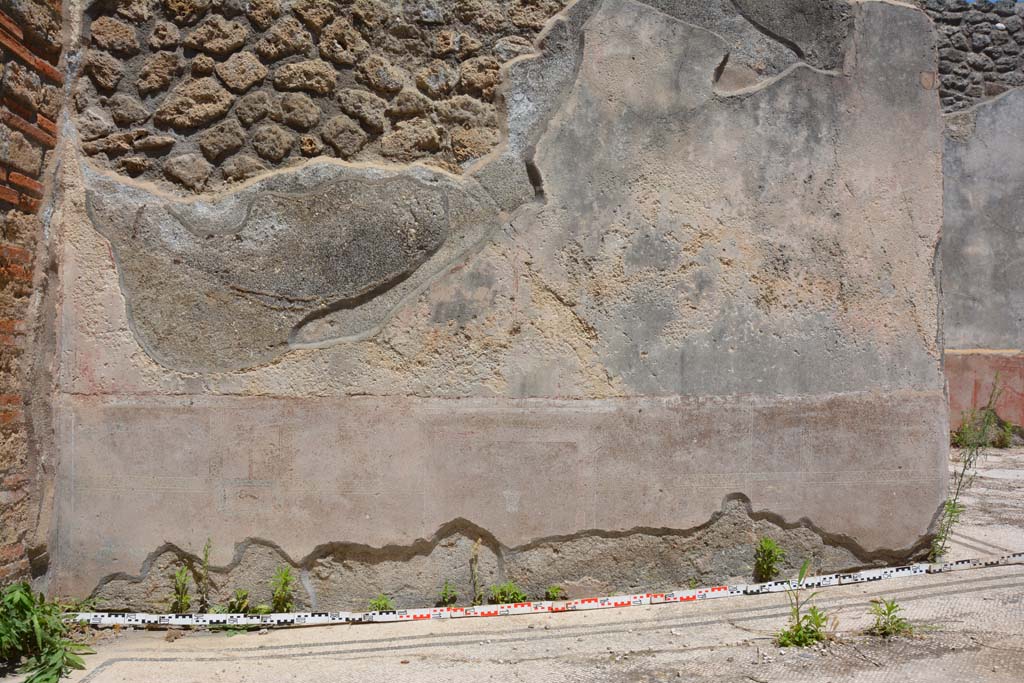 IX.5.6 Pompeii. May 2017. Room a, looking towards east wall.
Foto Christian Beck, ERC Grant 681269 DÉCOR.
According to PPM –
The zoccolo would have been painted black.
The middle zone of the wall was painted viola and showed panels divided vertically by candelabra and separated by a narrow compartment.
See Carratelli, G. P., 1990-2003. Pompei: Pitture e Mosaici. IX. (9). Roma: Istituto della enciclopedia italiana, (p.408).