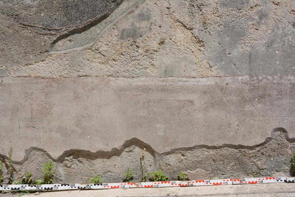 IX.5.6 Pompeii. May 2017. Room a, detail of painted decoration on zoccolo of east wall.
Foto Christian Beck, ERC Grant 681269 DÉCOR.
According to PPM –
In the centre of the black zoccolo was a painted metal bucket.
See Carratelli, G. P., 1990-2003. Pompei: Pitture e Mosaici. IX. (9). Roma: Istituto della enciclopedia italiana, (p.410).
