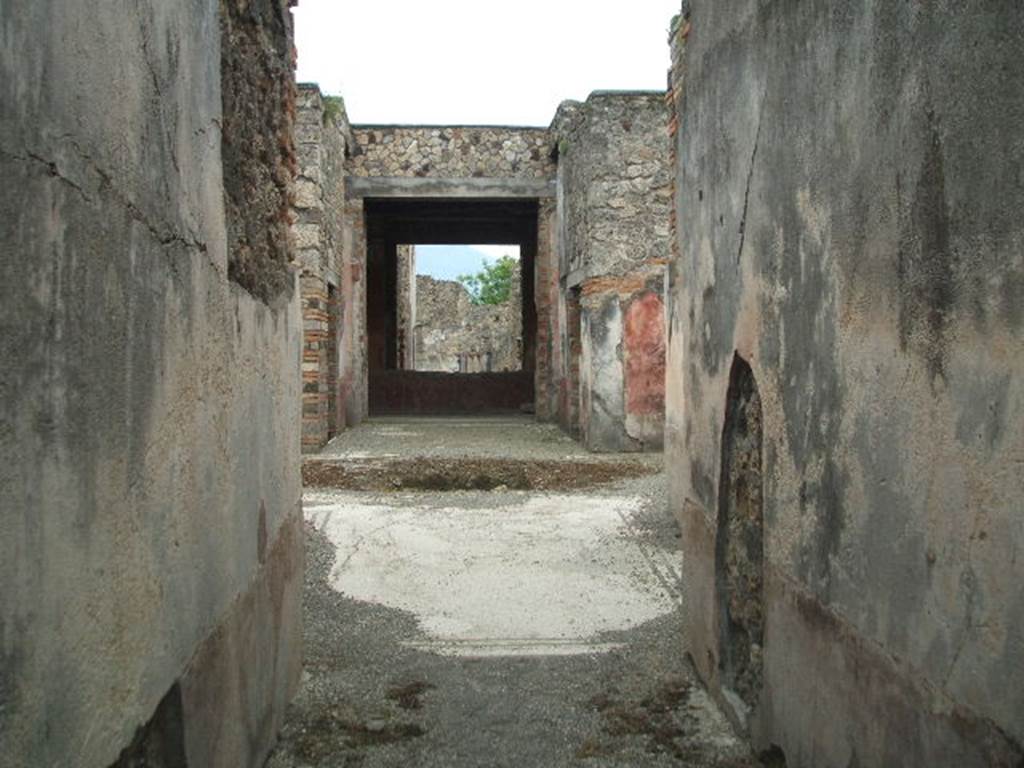 IX.5.6 Pompeii. May 2005. Looking south across atrium from entrance corridor. The impluvium can be seen in the centre of the atrium, with an ala on either side, and a wide entrance corridor leading into the tablinum. The floor of the fauces and the atrium was made from mosaic with a border of two black lines.