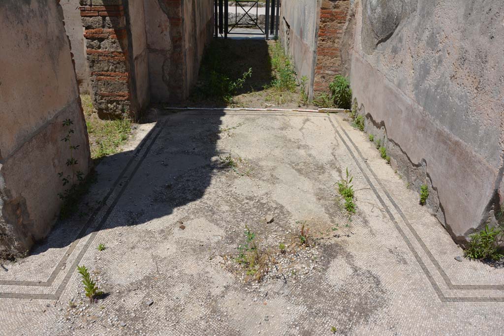 IX.5.6 Pompeii. May 2017.
Room a, looking north to entrance corridor, with doorway to room b in west wall, on left, and east wall, on right.
Foto Christian Beck, ERC Grant 681269 DÉCOR.