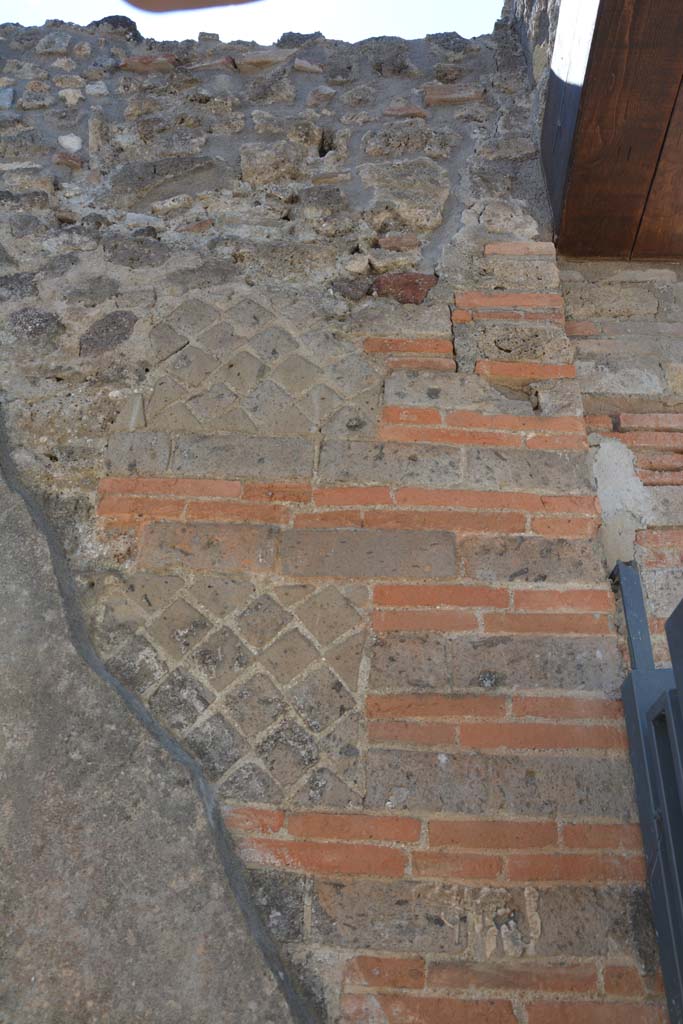 IX.5.6 Pompeii. May 2017. Room a, upper west wall at entrance doorway.
Foto Christian Beck, ERC Grant 681269 DÉCOR.