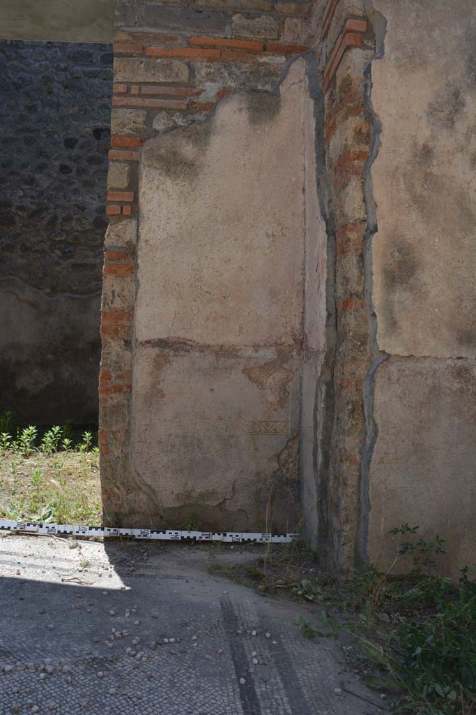 IX.5.6 Pompeii. May 2017.
Room a, west side with doorway to room b, on left, and entrance corridor, on right.
Foto Christian Beck, ERC Grant 681269 DÉCOR.