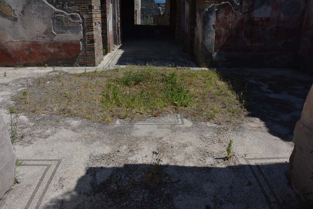 IX.5.6 Pompeii. May 2017. Atrium c, looking south across impluvium from end of entrance corridor a.
Foto Christian Beck, ERC Grant 681269 DÉCOR.
