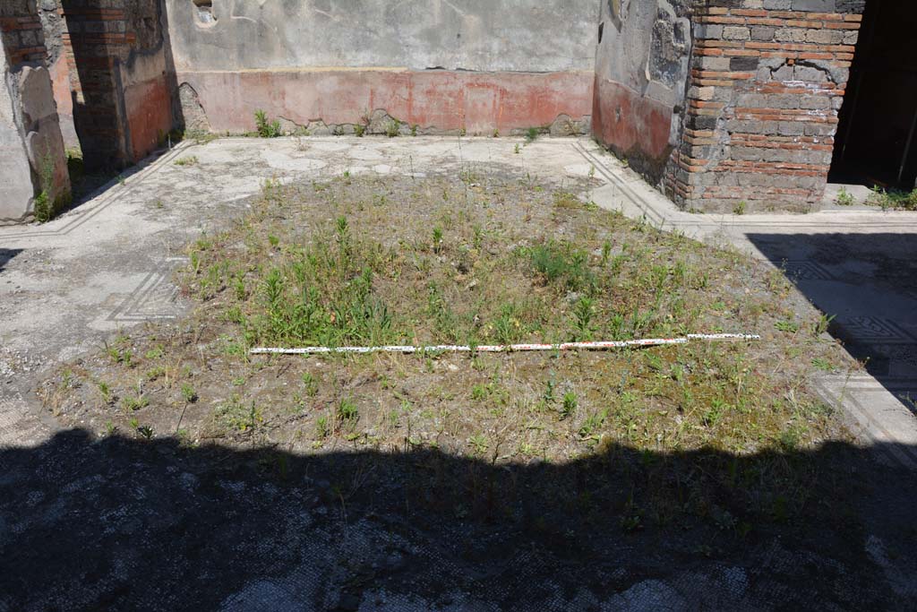 IX.5.6 Pompeii. May 2017. Atrium c, looking east across impluvium.
Foto Christian Beck, ERC Grant 681269 DÉCOR.