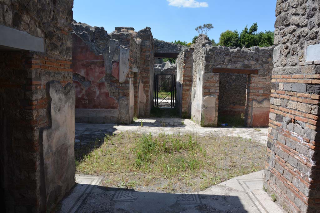 IX.5.6 Pompeii. May 2017. Atrium c’, looking across atrium c with impluvium towards entrance doorway.
Foto Christian Beck, ERC Grant 681269 DÉCOR.