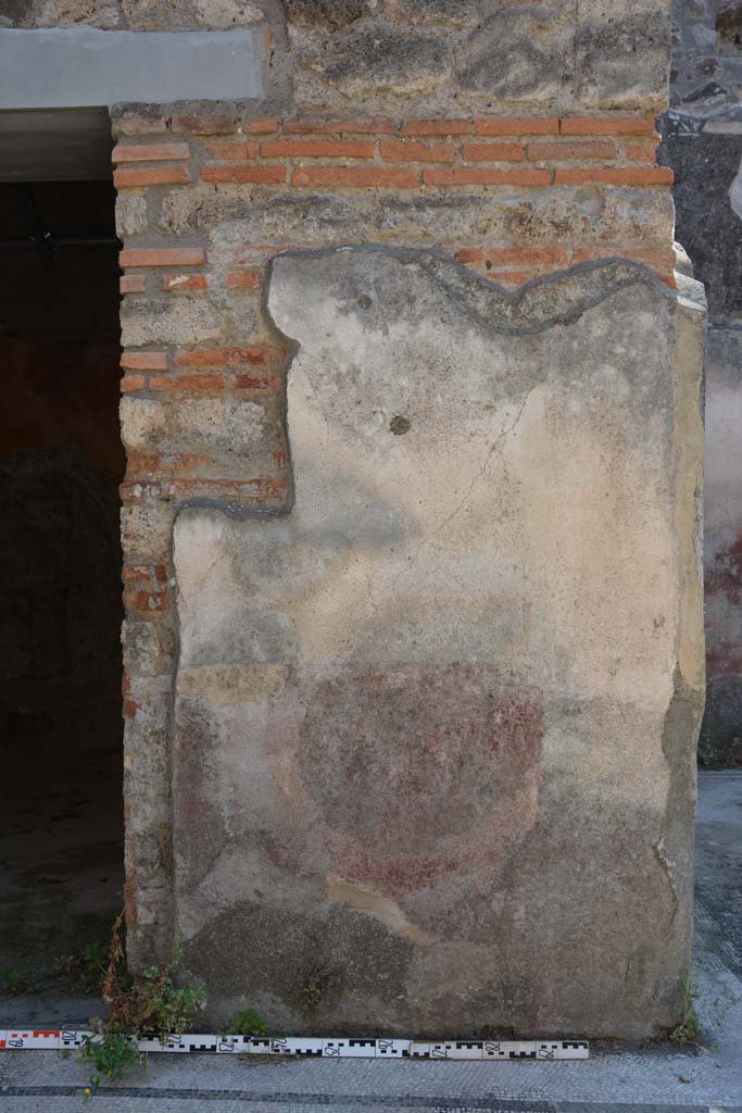 IX.5.6 Pompeii. May 2017. Area c’, pilaster on north side of doorway to room h.
Foto Christian Beck, ERC Grant 681269 DÉCOR.