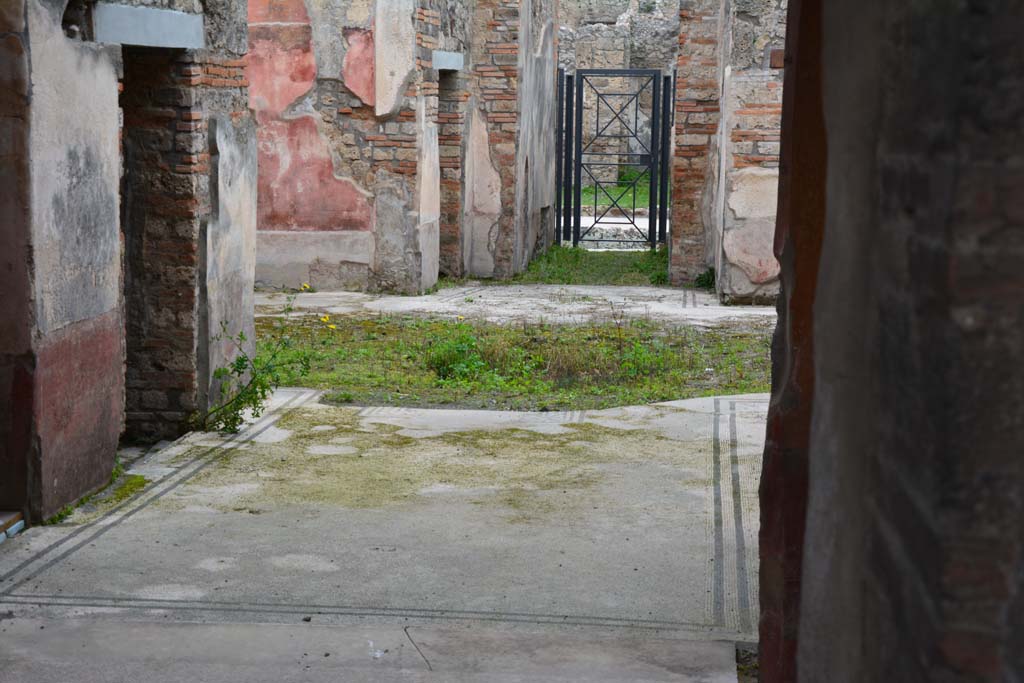 IX.5.6 Pompeii. March 2017.
Room c and c', looking north from room c’, into atrium c with impluvium, towards entrance corridor and doorway.
Foto Christian Beck, ERC Grant 681269 DÉCOR.