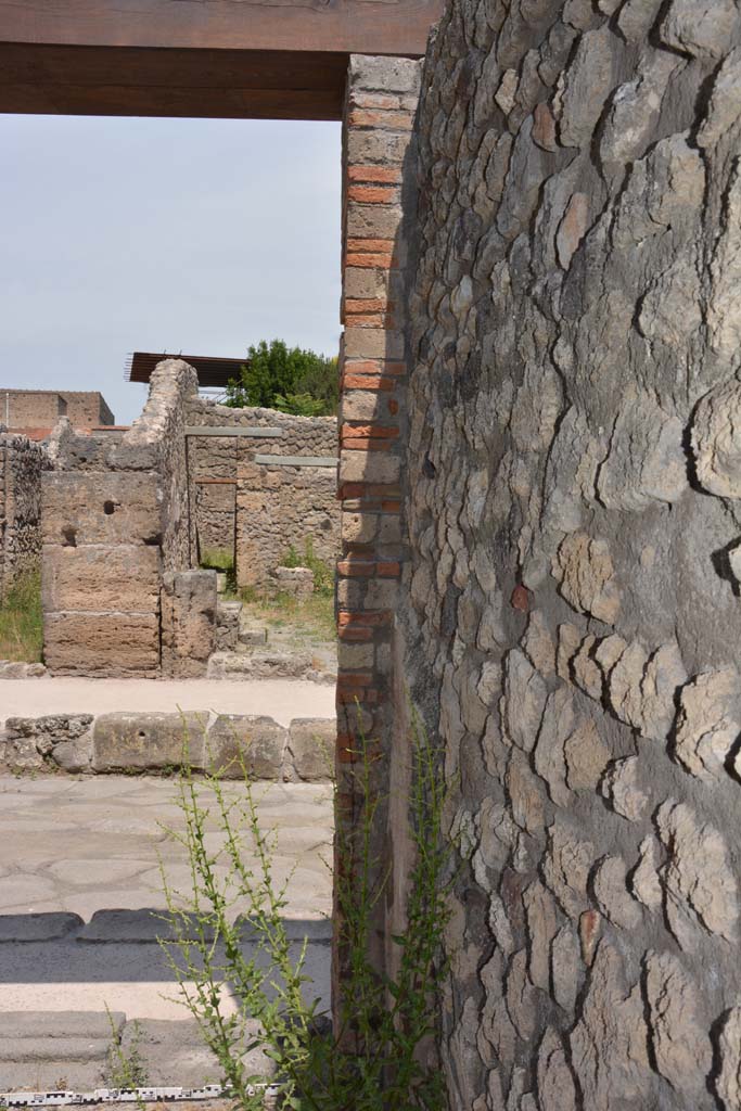 IX.5.7 Pompeii. May 2017. Looking north to pilaster in north-east corner of shop-room.
Foto Christian Beck, ERC Grant 681269 D�COR.
