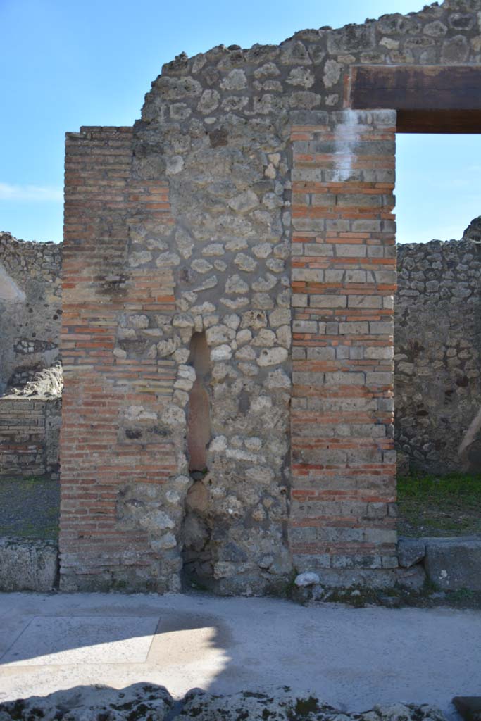IX.5.8, on left, and IX.5.7, on right, Pompeii. March 2017.
Looking south to pilaster between two entrance doorways, with terracotta downpipe.
Foto Christian Beck, ERC Grant 681269 DÉCOR.