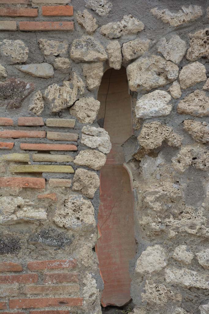 IX.5.8, Pompeii. May 2017.
Looking south to terracotta downpipe , on pilaster between IX.5.8 and IX.5.7.
Foto Christian Beck, ERC Grant 681269 DÉCOR.