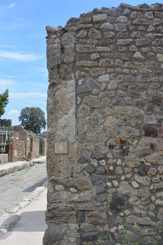 IX.5.8 Pompeii. May 2017. Looking towards pilaster on east side of entrance doorway.
Foto Christian Beck, ERC Grant 681269 DÉCOR.