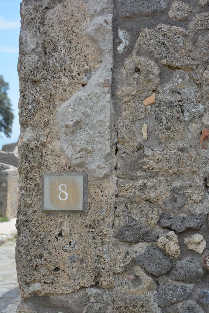 IX.5.8 Pompeii. May 2017. Detail of pilaster on east side of entrance doorway.
Foto Christian Beck, ERC Grant 681269 DÉCOR.